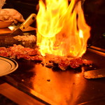 ステーキハウス亜伊由 - ～ステーキハウス亜伊由～
      熟成牛ロースステーキ、炎のパフォーマンス
      徐々に炎が移動します