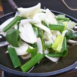 梅田屋 - ピラミッド盛りのお野菜　青ネギとタマネギ　