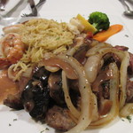 Paesano Ristorante - パスタは２品、牛肉のパスタは２皿、ペッパーステーキにパスタが添えられてるって感じのパスタです。
            