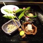 大どころ - ◆前菜盛り合わせ
      この日の演出はまた趣が変わり、高級感ありますね