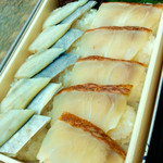 東華軒 - 炙り金目鯛と小鯵押寿司。