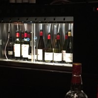 R restaurant & bar - カウンターに構えた大型のワインサーバー