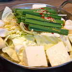 博多もつ鍋おおやま - おおやま特選ランチ もつ鍋御膳（１５９０円）のもつ鍋。二人前。水炊き味