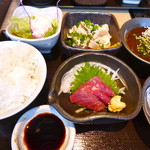 Hakata Motsunabe Ooyama - おおやま特選ランチ もつ鍋御膳（1590円）もつ鍋もついてこの価格は安いの一言！ポン酢が酸っぱくて美味しかったです