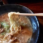 ラーメン櫻 - 武士系豚骨ラーメン　麺アップ