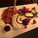 東南アジア食堂 マラッカ - チョコレートベリーのワッフル