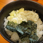 麺処 有彩 - 薬味がセットされた状態です。