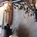 滋味 康月 - 地下に降りる階段沿いにも季節感