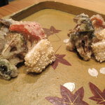 滋味 康月 - たいらぎ貝、しめじ、赤万願寺、ブロッコリーの天ぷら