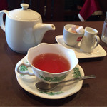 ピッコロレガーロ - 紅茶の色合いとカップも綺麗です。