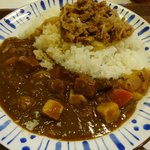 すき家  - 牛あいがけカレー６３０円。