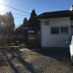 外観（正面左手のサンデッキがお店）