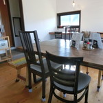 具琥 - 店内　イスはまちまちです