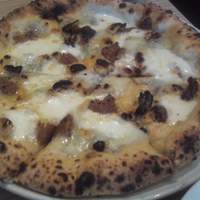 イタリアーナ エノテカ ドォーロ - ゴルゴンゾーラと胡桃のピザは、蜂蜜効いて美味しい。