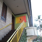 LULU'S WAIKIKI - カラカウア大通りのカピオラニ公園側のビルの２階にあるレストランです。