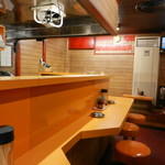 仁仙 - 個性のあるL字カウンターで料理を楽しみます♪