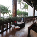 LULU'S WAIKIKI - ７時過ぎに朝食を食べに行ったのでまだロケーションの良い窓際のカウンターには余裕があったんで此方に座らせていただいてランチです。
      