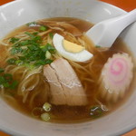 仁仙 - 中華そば（昔ながらの懐かしい味の一杯で厚めのチャーシューとナルトが良いですね。これで４００円とは頭が下がります）