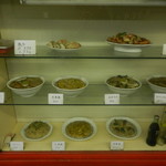 仁仙 - 外観の食品サンプルは色あせていますが、レトロ感が増して美味しそうです