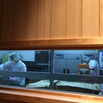 TAKAMIOKAKI - カウンター席の小窓から職人さんがおかきを作っているのが見えます