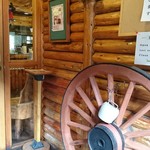 丸太小屋 - お店の入口