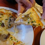 丸太小屋 - アンチョビピザ 800円（税込）