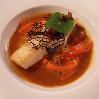 ドミニク・ブシェ トーキョー - はたのポワレ。パプリカとトマトのソース、イカスミのパン