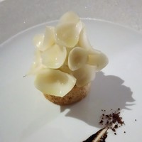 ドミニク・ブシェ トーキョー - 前菜1：ユリ根・根セロリのムース・フォアグラ にんにくのペースト
                
                