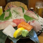 旬彩　しんすけ - 刺身盛り合わせ［二人前］カレイ縁側，タイ，しまあじ，かんぱち，トロ（マグロ），さわら，
剣先イカ，サーモン，ナマコ［壺］
