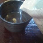 そばはうす楽土 - さらさらの蕎麦湯。ちょっと蕎麦粉足し。