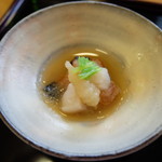 三友居 - お昼は税込４８６０円のみ。最初は柿と貝柱のみぞれ和え