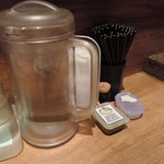 麺と心 7 - 卓上の柚子胡椒は、注意書きの通り、かなり塩が効いて、辛味も強い子