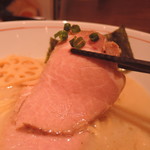 豚ロースレアチャーシューは、肉肉しい弾力でハイクオリティ！