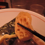 麺と心 7 - レンコンの醤油煮が乗ってるのがユニーク。相性良し！