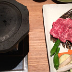 蟹御殿 - 佐賀和牛溶岩プレート焼