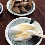 ブドー酒につくチャーシュウとお新香