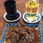 ブドー酒の赤、白に肉皿。