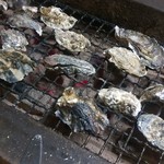 牡蠣小屋&海鮮BBQ はまさき商店 - 牡蠣BBQの様子