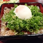 ぶたかば焼専門店　かばくろ 総本店 - ネギ温玉ぶたかば重：ネギ温玉ぶたかば重+ミニカレーたんたん麺・サラダセット（肉一枚のせ）