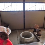 似故礼 - お勝手におもしろいひと口メモがあったよ。足軽にお召がある際、昇進などの吉報の場合は玄関から、お咎めなどの悪い知らせの場合は勝手口から入ってくる習慣だったそうです