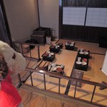 似故礼 - ここは茶の間。当時の食事は
      白米とたくわん、味噌汁と、とても質素なものだったんだね。
      もう一品おかずがほしいな～♪