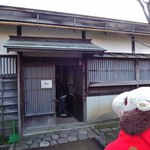 似故礼 - 次にやってきたのは、足軽資料館。
      足軽は最下級武士のことで、通常は長屋住まいなんだけど、
      加賀藩では足軽にも一戸建があたえられていたそうなの。 