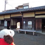 似故礼 - 敷地内には厩舎(きゅうしゃ)や作業場、仲間(ちゅうげん)部屋があります。格式の高い武士のおうちでは奉公人も同じ敷地内に生活していたそうだよ。※厩舎(きゅうしゃ)＝うまや、仲間(ちゅうげん)＝奉公人です