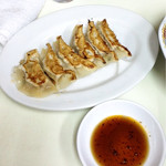 天遊 - 餃子 一人前(¥250)
      これといった特徴があるわけではないが、餃子もかなり美味しい！ごはんにもビールにも合う味だ。