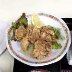 天遊 - 副菜の鶏唐揚げ
      これがまた美味しいこと！鶏肉の旨味がしっかり感じられる上に、衣の味も揚がり具合も絶妙。単品でも注文したくなる美味しさだ。