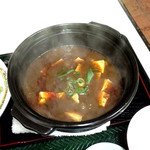 天遊 - 辛麻婆豆腐(単品注文なら¥600)
      具は大きめに切られた豆腐と豚挽肉と少量のネギ。ぐつぐつと煮えたぎって、辛さも最初は咳き込むほど強烈だが、これが癖になる感じ。抜群の美味！
      