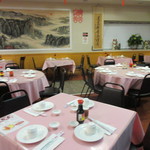 Happy Days Seafood Restaurant - ちなみに店内はこんな感じのお店です。
      
      メニューは一緒に行ってくれた現地の方が、メニューの中から好きな料理を選ぶ１０人分２５０＄の料理を注文してくれました。
      