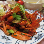 Happy Days Seafood Restaurant - ロブスターは自体から美味しいスープが溢れてるんで手で持ってガブリつき、フンガーボールで手をあらいます。
            