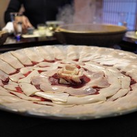 比良山荘 - ＜2016.12月＞月鍋と呼ばれる熊の肉。湯気が立つ鍋が後方に待つ。