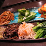 炭火焼肉 六本木 隆 - キムチとナムル盛り合わせ